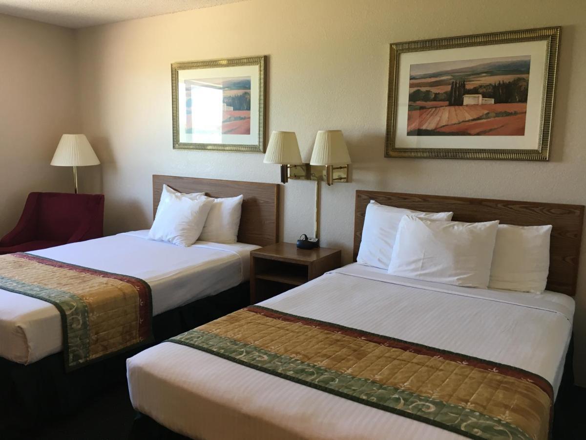 Cassville Four Seasons Inn & Suites Exterior foto